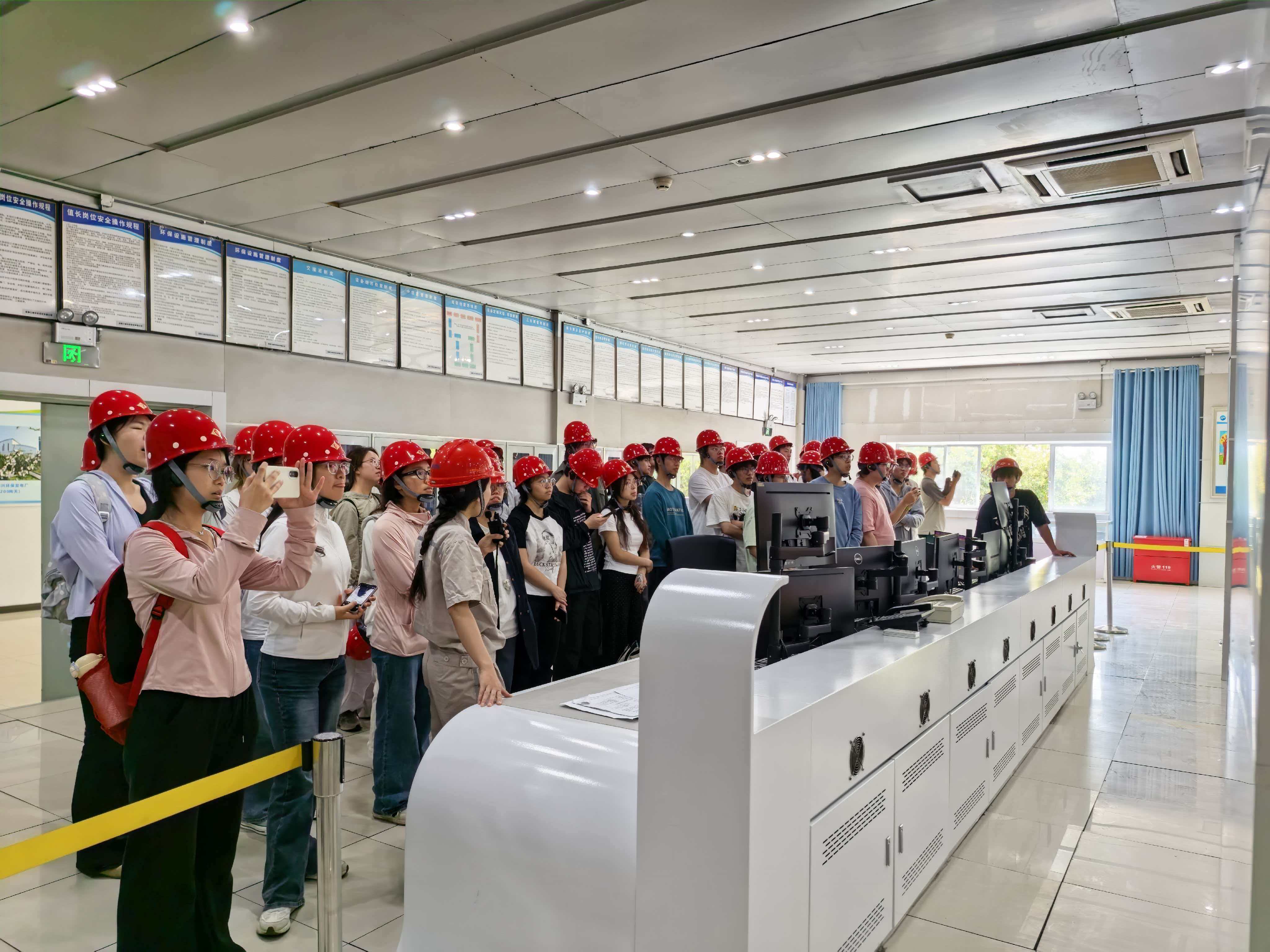 成都信息工程大學環(huán)境工程專業(yè)師生到成都三峰公司開展專業(yè)實踐活 (1).jpg