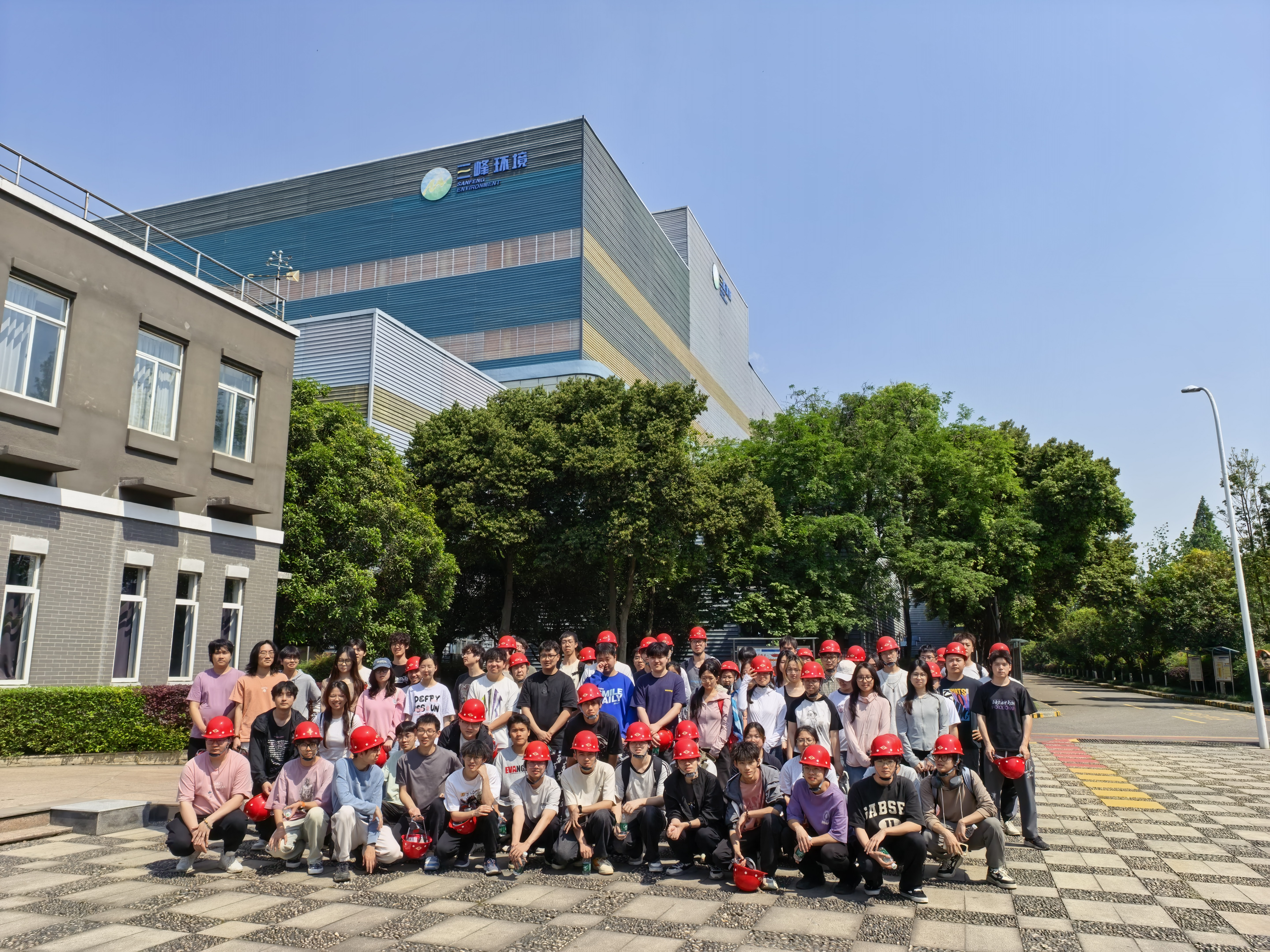 成都信息工程大學環(huán)境工程專業(yè)師生到成都三峰公司開展專業(yè)實踐活 (4).jpg
